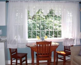 Beautiful Pine Point Cottage! - Scarborough - Dining room