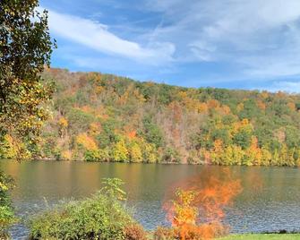 Direct Lakefront Home on Lake Lillinonah with Elevator Access - Brookfield - Vista del exterior