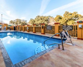 Quality Inn & Suites SeaWorld North - San Antonio - Piscina