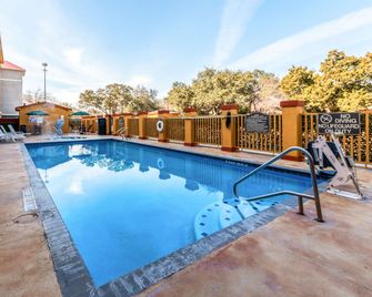 Quality Inn & Suites SeaWorld North - סן אנטוניו - בריכה