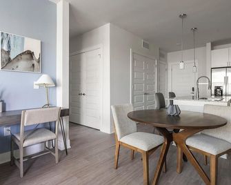 Landing | Modern 2bd, Gym - Fort Myers - Dining room