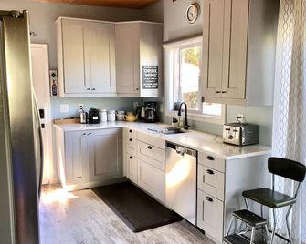 Wine Down - Perfect Family getaway! 2 minutes from the beach! - Point Roberts - Kitchen