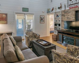 Beautiful original Seaside Cottage + Swim & Tennis Club: Sleeps 6 - Santa Rosa Beach - Wohnzimmer