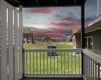 ML 128: Ballhooter views await you. Charming 1BR next to bike trails! - Snowshoe - Balcony
