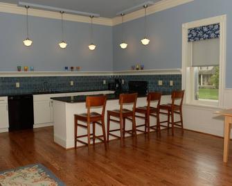 Renovated train station on thoroughbred horse farm. - Paris - Cocina