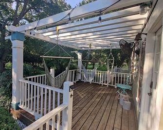 3 Houses 30 guests Country 14 acre Pecan Orchard - Maxwell - Балкон