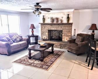 cozy and private home only 5 minutes from downtown - Oviedo - Living room