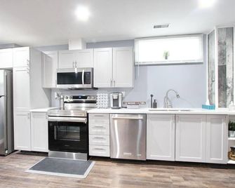 Cozy 1-bedroom apartment with AC, WiFi in welcoming Caledon - Caledon - Kitchen