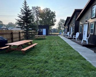 Medicine Grizzly Mountain Lodge - East Glacier Park - Innenhof