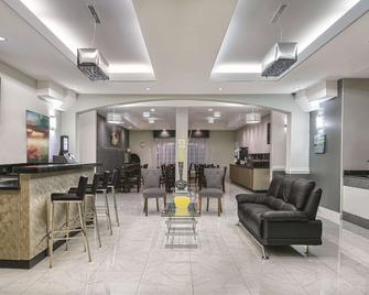 La Quinta Inn & Suites by Wyndham Mercedes - Mercedes - Lobby