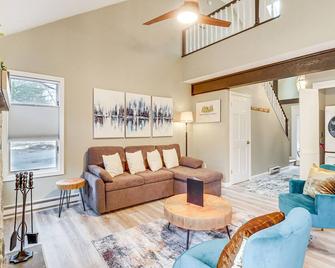 Cozy Cabin with Deck Less Than 1 Mi to Jack Frost Resort! - ليك هارمونى - غرفة معيشة