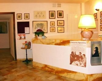 Albergo Cannon d'Oro - Siena - Front desk