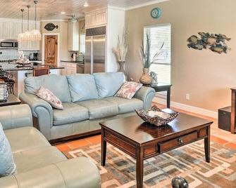 Polish Paradise - 3 Bedroom, 2 Bath Barndominium - Port O'Connor - Sala de estar