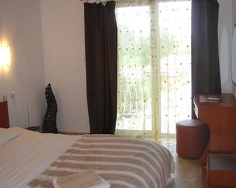 Luxury 3 bed villa (sleeps 6-8), own pool, a/c, garden, village location, by sea - Dobrich - Camera da letto