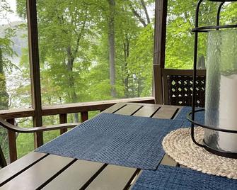 Lake Bluff Paradise on Lake Cumberland. Newly added game room and hot tub! - Monticello - Balcony