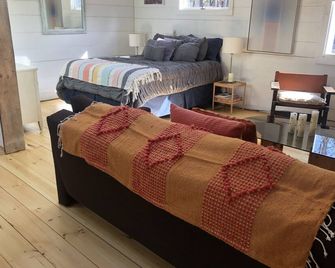 Live In Nature - Walk To Town- Children Love Us- Sit By The Camp Fire - Woodstock - Schlafzimmer