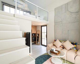 ฉันฉาย bed&restaurant - แม่วาง - ห้องนั่งเล่น