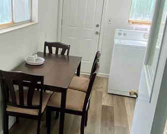 Cozy 2Bedroom Modern Retreat - Hamtramck - Dining room