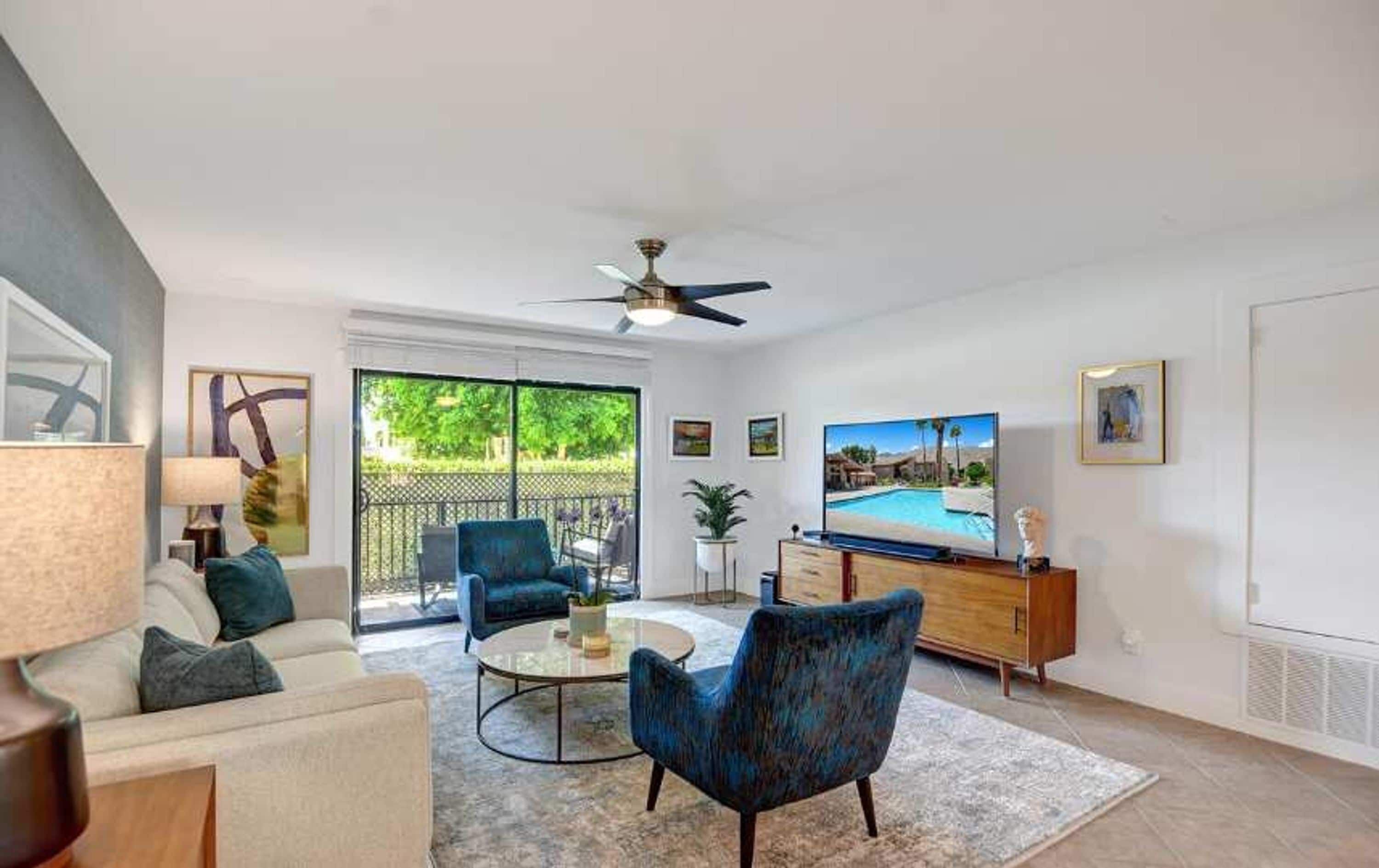 Cozy Condo w Heated Pool 1 Hr to Joshua Tree NP - פאלם ספירנגס - סלון