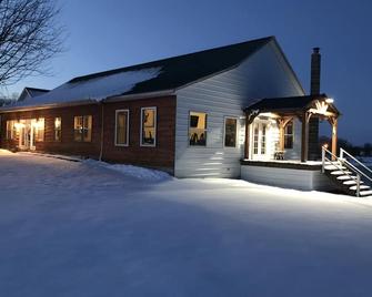 Spacious 12-bedroom 10-Bath Cedar accented lodge in Picturesque Macon Missouri - Macon - Будівля