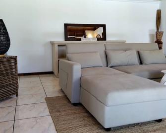 Moorea Island Beach Hotel - Temae - Living room