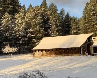 Charming Roslyn Farmhouse with hot tub - Roslyn - Building