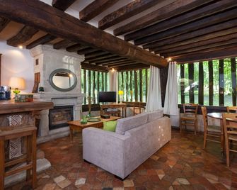 Magnificent estate in the heart of the Pays d'Auge, 2 h from Paris, 40 min from Deauville. - Livarot-Pays-d'Auge - Living room