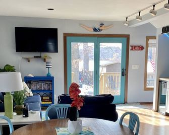 Lakeside Getaway! 35 mins from downtown Minneapolis & close to Mall of America - East Bethel - Living room