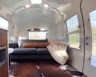 Restored Beautiful Airstream Fully Equipped with Incredible Outdoor Living in Texas - Ennis - Wohnzimmer