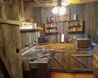 Rustic fireplace 1800s Log Cabin WIFI TV, Sleeps 8 3rd night 25% off, Pet w/fee - 魯瑞爾 特斯垂特 - 廚房