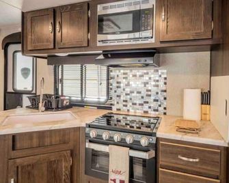 Parked RV Travel Trailer Getaway Wi-Fi with Hookups - Fresno - Kitchen