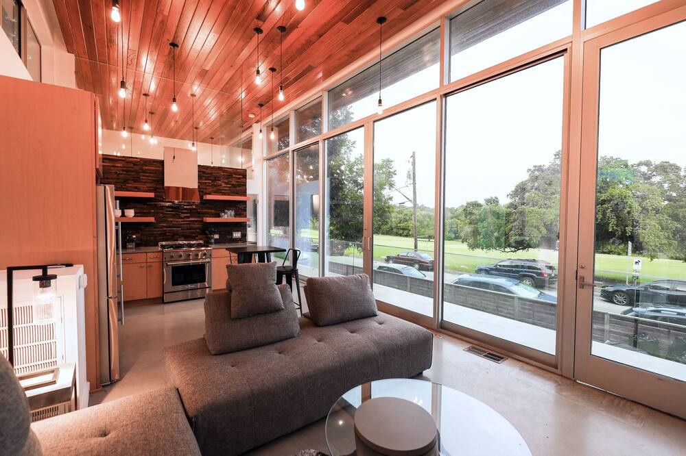 Downtown - 2 miles away - Grocery/Restaurants - 1 minute away - Austin - Salon