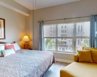 Across from the Beach and an Easy Walk to Johns Pass Village. Heated Pool. Exceptional Location! - Saint Pete Beach - Bedroom