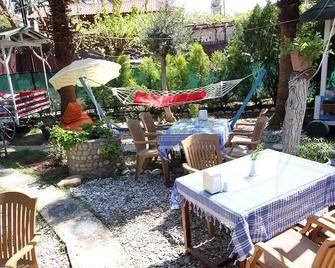 Mila Pansiyon - צ'יראלי - פטיו