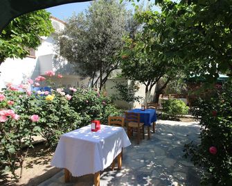 Helvacioglu Butik Otel - Bozcaada - Patio
