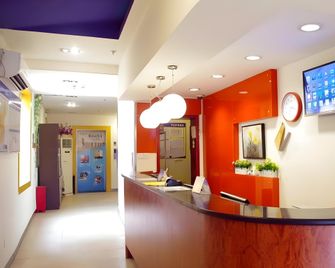 7 Days Inn Zhengzhou Zijingshan Branch - Zhengzhou - Front desk