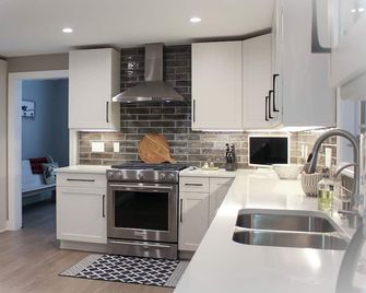 Stunning Lake Michgan Views & Sunsets. Walk To Waterfront, Restaurants & Shops - Petoskey - Kitchen