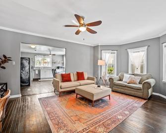 Artistic apartment with pool, 5-min to downtown - Tulsa - Sala de estar