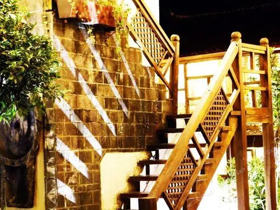 Golden Waterfront Inn - ليجيانغ - سلالم