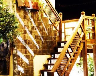 Golden Waterfront Inn - Lijiang - Trappen