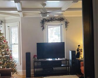 Historic Victorian Estate 4 Bed 2 Bath Fast Wifi - Fair Haven