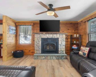 Crows Nest Cabin -Mountain View - Hot Tub & Sauna - Indian Lake - Living room
