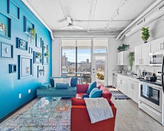 Free Parking and Gym - Loft Near Wells Fargo Arena Downtown - Stocked Kitchen - Des Moines - Sala de estar