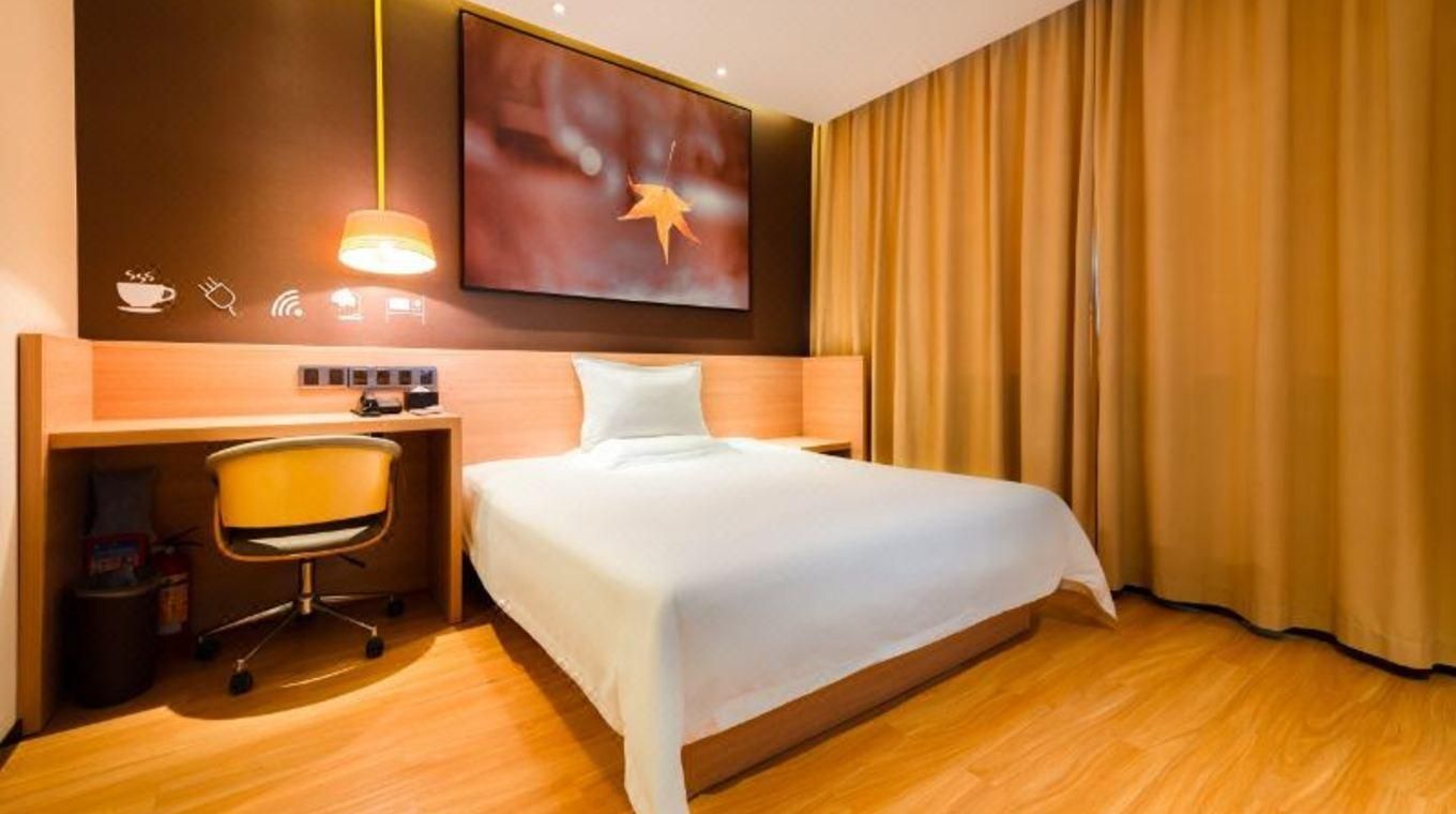 Iu Hotel Urumqi Railway Railway Bureau Metro Station