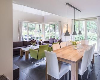 A spacious and pleasant house in the woods of Beekbergen. Free WiFi. - Beekbergen - Essbereich