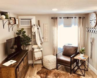 The Shenandoah Farmhouse guest suite on 50 acres surrounded by vineyards! - Plymouth