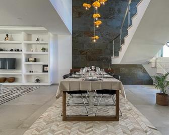 Valadares Villa - Corroios - 餐廳