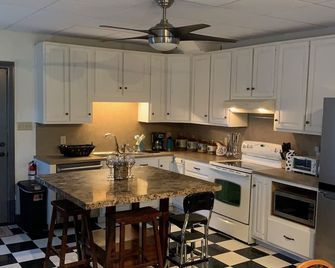 Kane Farm minutes from Hawk Mountain, Leaser Lake, Kutztown University, and I-78 - Kempton - Kitchen