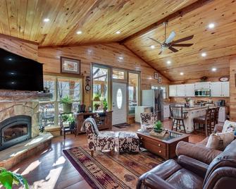 Mountain-View Cabin about 2 Mi to Downtown Clayton! - Clayton - Huiskamer