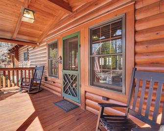 Wooded Cabin Mtn Views, Hot Tub and 2 Decks! - Sapphire - Balcón